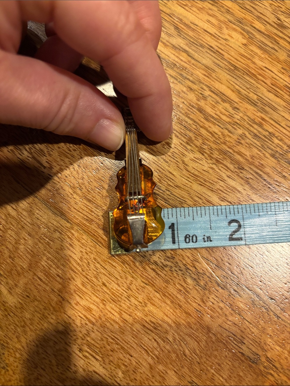 Amber violin brooch/pin - Picture 3 of 3